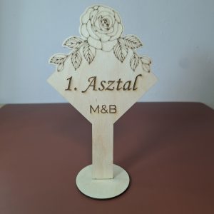 Egyedi Gravírozott Fa Asztalszám Talppal